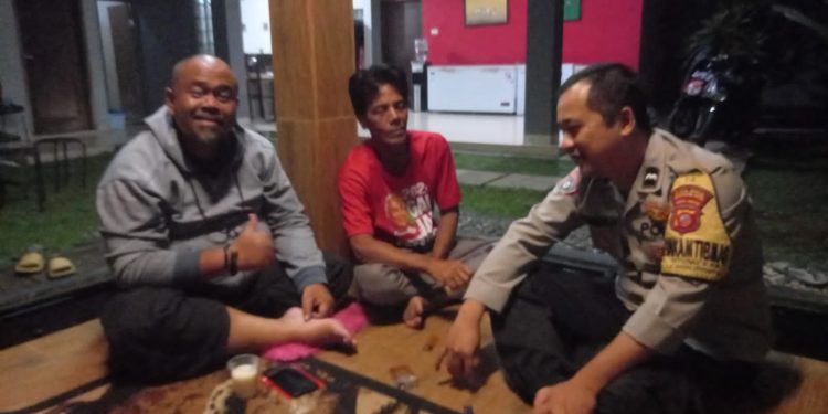 Ngobrol Bersama Warga, Bhabinkamtibmas Sampaikan Himbauan Kamtibmas