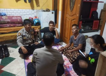 Sambangi Warga Malam hari Bhabinkamtibmas Polsek Lembursitu Sampaikan Pesan Kamtibmas kepada Warga Binaannya