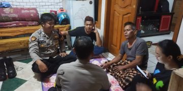 Sambangi Warga Malam hari Bhabinkamtibmas Polsek Lembursitu Sampaikan Pesan Kamtibmas kepada Warga Binaannya