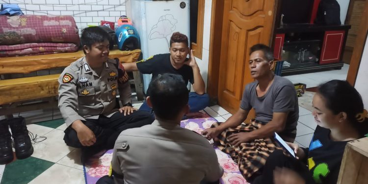 Sambangi Warga Malam hari Bhabinkamtibmas Polsek Lembursitu Sampaikan Pesan Kamtibmas kepada Warga Binaannya