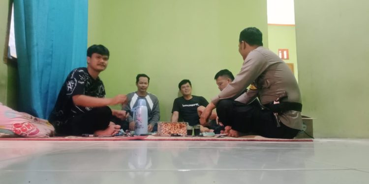 Wujudkan Polri Presisi, Bhabinkamtibmas Sambang Warga Sembari Dialogis