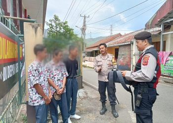 Antisipasi Bubaran Sekolah, Bhabinkamtibmas dan Anggota Samapta Polsek Lembursitu Berikan Himbauan Kepada Pelajar