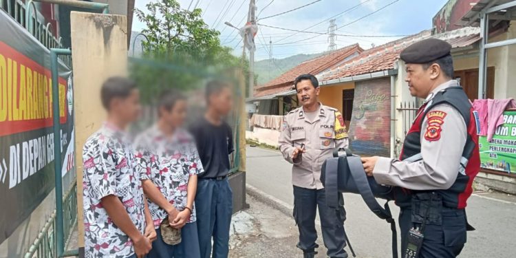 Antisipasi Bubaran Sekolah, Bhabinkamtibmas dan Anggota Samapta Polsek Lembursitu Berikan Himbauan Kepada Pelajar