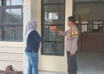 Wujudkan Pemilu 2024 Damai, Bhabinkamtibmas Polsek Lembursitu Pasang Stiker Imbauan Kamtibmas