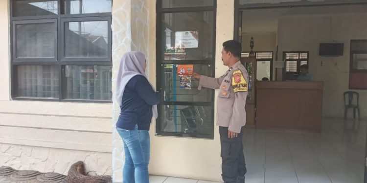 Wujudkan Pemilu 2024 Damai, Bhabinkamtibmas Polsek Lembursitu Pasang Stiker Imbauan Kamtibmas