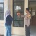 Wujudkan Pemilu 2024 Damai, Bhabinkamtibmas Polsek Lembursitu Pasang Stiker Imbauan Kamtibmas
