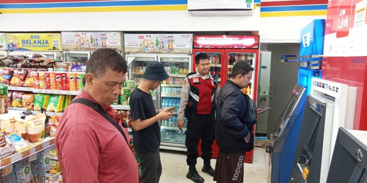 Pelihara Kamtibmas Anggota Polsek Lembursitu Sambangi Mesin ATM