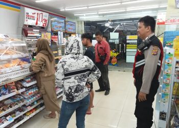 Anggota Samapta Polsek Lembursitu Pastikan Pertokoan Aman Sambangi Indomaret/Alfamart