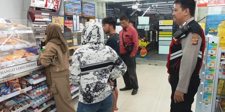 Anggota Samapta Polsek Lembursitu Pastikan Pertokoan Aman Sambangi Indomaret/Alfamart