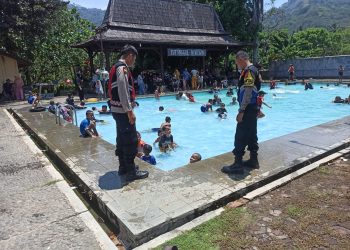 Ciptakan Kondusifitas Yang Aman Anggota Polsek Lembursitu Sambangi Wisata Kolam Renang