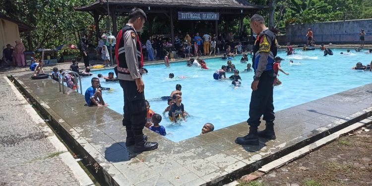 Ciptakan Kondusifitas Yang Aman Anggota Polsek Lembursitu Sambangi Wisata Kolam Renang