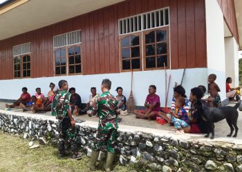 Berikan Kenyamanan Saat Ibadah, Satgas Yonif 310/KK Ajak Warga Perbatasan Bersihkan Gereja