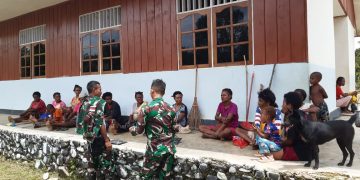 Berikan Kenyamanan Saat Ibadah, Satgas Yonif 310/KK Ajak Warga Perbatasan Bersihkan Gereja