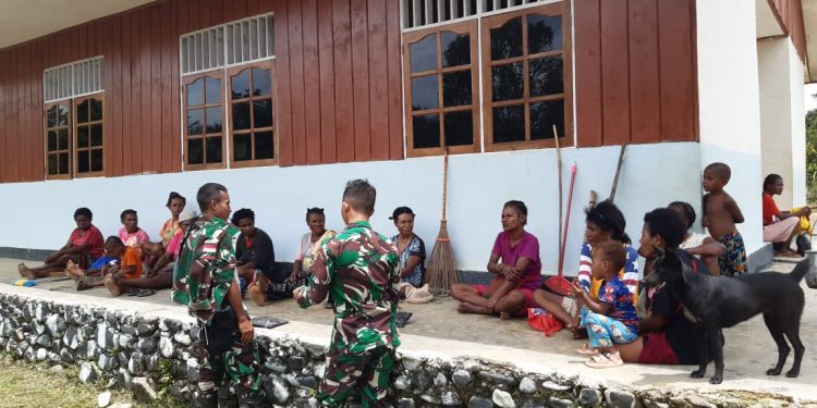 Berikan Kenyamanan Saat Ibadah, Satgas Yonif 310/KK Ajak Warga Perbatasan Bersihkan Gereja