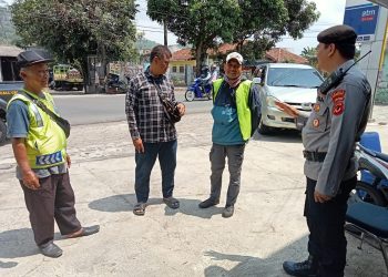 Sambangi Tukang Parkir Dalam Menjaga Kamtibmas, Unit Samapta Polsek Lembursitu Melaksanakan Patroli Dialogis