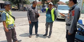 Sambangi Tukang Parkir Dalam Menjaga Kamtibmas, Unit Samapta Polsek Lembursitu Melaksanakan Patroli Dialogis