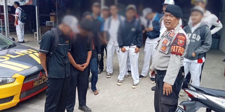 Antisipasi Bubaran Anak Sekolah, Bhabinkamtibmas Polsek Lembursitu Lakukan Sambang dan Patroli