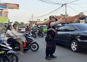 Berikan Pelayanan Kepada Masyarakat, PS Kanit Samapta Polsek Lembursitu Laksanakan Pengaturan Lalu Lintas