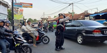 Berikan Pelayanan Kepada Masyarakat, PS Kanit Samapta Polsek Lembursitu Laksanakan Pengaturan Lalu Lintas