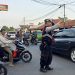 Berikan Pelayanan Kepada Masyarakat, PS Kanit Samapta Polsek Lembursitu Laksanakan Pengaturan Lalu Lintas