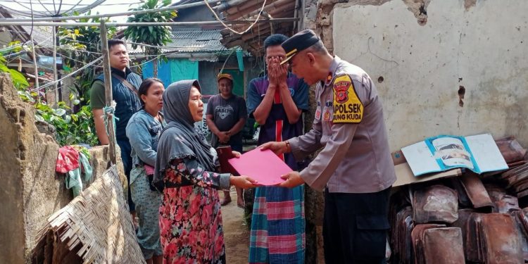 Pasca Ledakan Tabung LPG di Kampung Sukasirna Sukabumi, Kapolsek Parungkuda Sambangi Korban