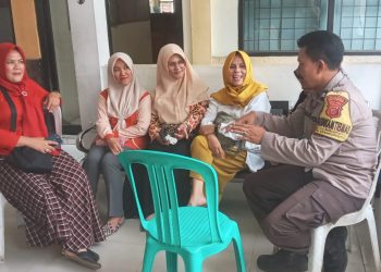 Sambangi Ibu-Ibu Di Wilayah Binaan, Bhabinkamtibmas Sampaikan Pesan Kamtibmas