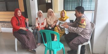 Sambangi Ibu-Ibu Di Wilayah Binaan, Bhabinkamtibmas Sampaikan Pesan Kamtibmas