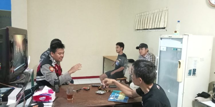Patroli Dialogis Malam Hari, Upaya Anggota Polsek Lembursitu Cegah Gangguan Kamtibmas