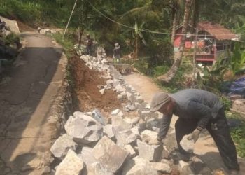 Cegah Longsor Di Wilayahnya, Pemdes Damarraja Gunakan DD Tahap Tiga Bangun TPT