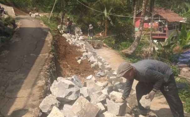 Cegah Longsor Di Wilayahnya, Pemdes Damarraja Gunakan DD Tahap Tiga Bangun TPT