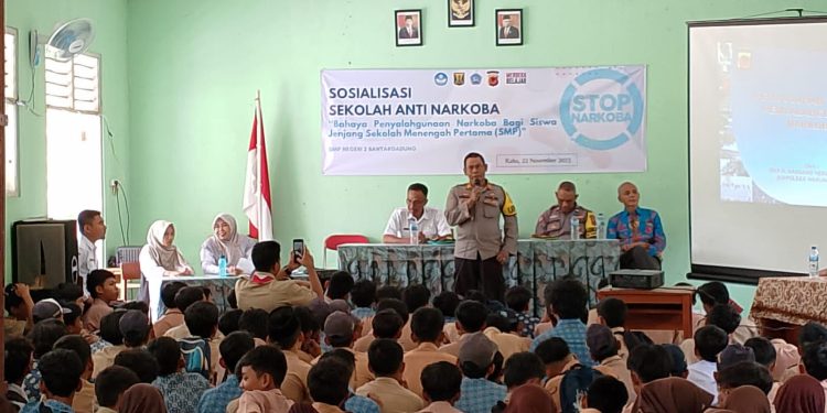 SMPN 2 Bantargadung Gaet Polsek Warungkiara Berikan Pemahaman Tentang Narkoba
