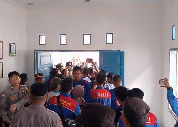 Aksi Demo Buruh Memanas di Kantor Dishub Kab. Sukabumi