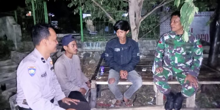TNI POLRI Sambang Warga Dengan Humanis Sampaikan Pesan Kamtibmas Kepada Warganya
