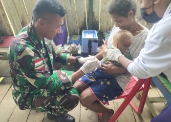 Satgas Yonif 310/KK Gandeng Puskesmas Gelar Posyandu Di Perbatasan