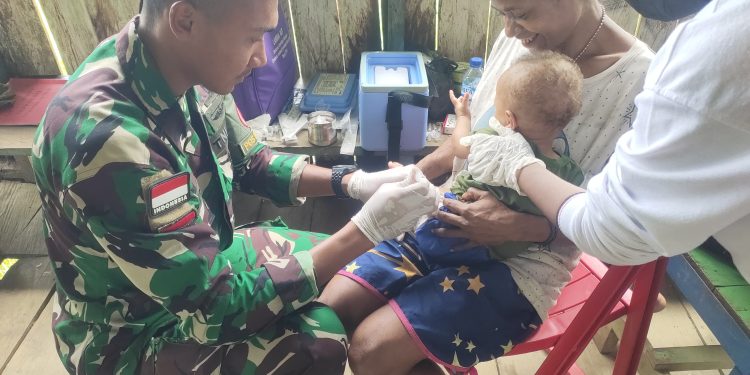 Satgas Yonif 310/KK Gandeng Puskesmas Gelar Posyandu Di Perbatasan