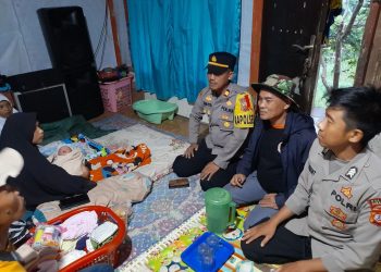 Melahirkan Pasca Longsor di Nagrak, Kapolres Sukabumi dan Polsek Nagrak Berikan Bantuan