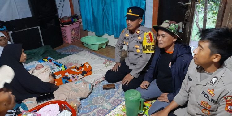 Melahirkan Pasca Longsor di Nagrak, Kapolres Sukabumi dan Polsek Nagrak Berikan Bantuan