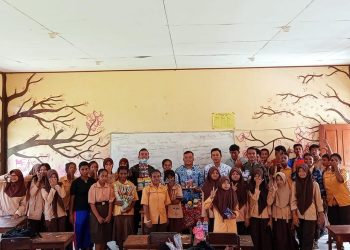 Satgas Yonif 310/KK Bersama Pelajar SMPN 1 Senggi Berikan Kejutan HGN Untuk Guru Di Perbatasan