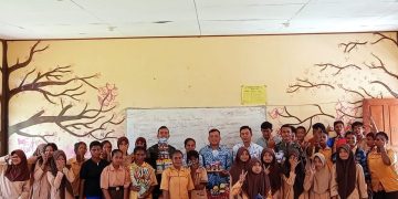 Satgas Yonif 310/KK Bersama Pelajar SMPN 1 Senggi Berikan Kejutan HGN Untuk Guru Di Perbatasan