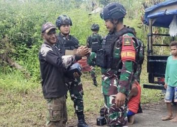 Peduli TNI Terhadap Warga Di Papua, Satgas Yonif 310/KK Berkeliling Kampung Bagikan Sembako