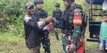 Peduli TNI Terhadap Warga Di Papua, Satgas Yonif 310/KK Berkeliling Kampung Bagikan Sembako