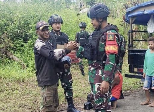 Peduli TNI Terhadap Warga Di Papua, Satgas Yonif 310/KK Berkeliling Kampung Bagikan Sembako