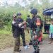Peduli TNI Terhadap Warga Di Papua, Satgas Yonif 310/KK Berkeliling Kampung Bagikan Sembako