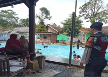 Wujudkan Suasana Kondusif, PS Kanit Samapta Polsek Lembursitu Patroli Obyek Wisata Kolam Renang Pemandian Air Panas Cikundul