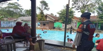 Wujudkan Suasana Kondusif, PS Kanit Samapta Polsek Lembursitu Patroli Obyek Wisata Kolam Renang Pemandian Air Panas Cikundul