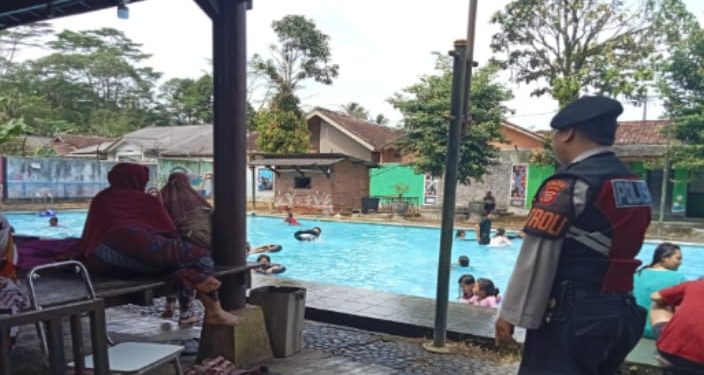 Wujudkan Suasana Kondusif, PS Kanit Samapta Polsek Lembursitu Patroli Obyek Wisata Kolam Renang Pemandian Air Panas Cikundul