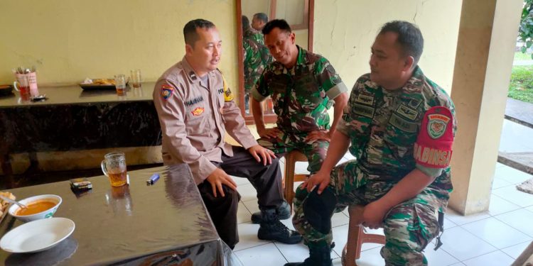 Perkuat Sinergitas TNI-Polri, Bhabinkamtibmas Bersama Babinsa Sambangi Warga Binaan