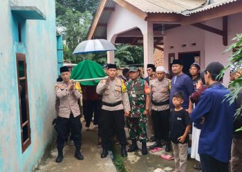 Empati Terhadap Korban Mobil Gas Meledak, Polisi Sukabumi Ikut Antarkan Pemakaman Korban Tragedi Ledakan Truck Gas di Cibadak, Sampaikan Duka yang Mendalam dari Kapolres Sukabumi