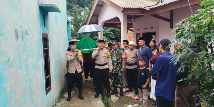 Empati Terhadap Korban Mobil Gas Meledak, Polisi Sukabumi Ikut Antarkan Pemakaman Korban Tragedi Ledakan Truck Gas di Cibadak, Sampaikan Duka yang Mendalam dari Kapolres Sukabumi