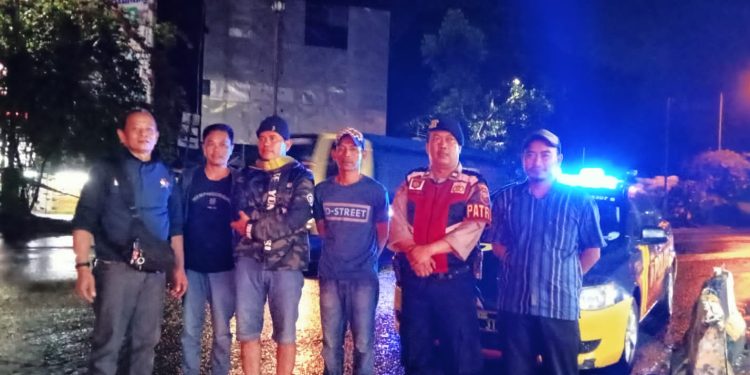 Polisi Berikan Himbauan Kepada Warga Masyarakat Dengan Melaksanakan Patroli Malam Hari